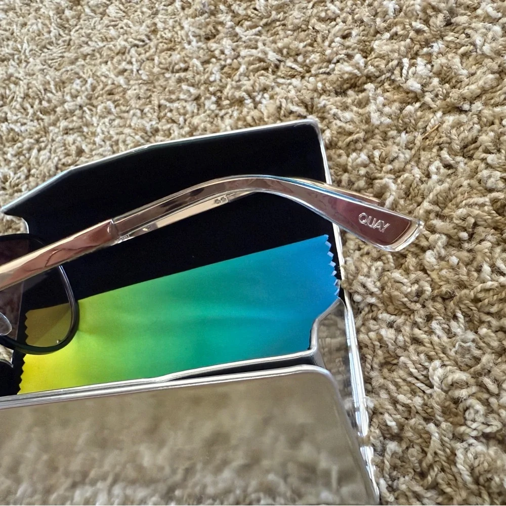 QUAY High Profile Sunglasses NWOT - Picture 9 of 10